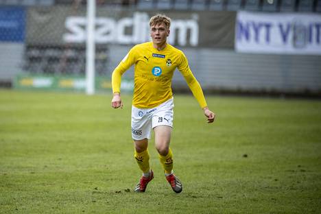 KuPS:n Santeri Haarala jalkapallon Veikkausliigan avauskierroksen ottelussa FC Inter–KuPS Turussa 24. huhtikuuta 2021.