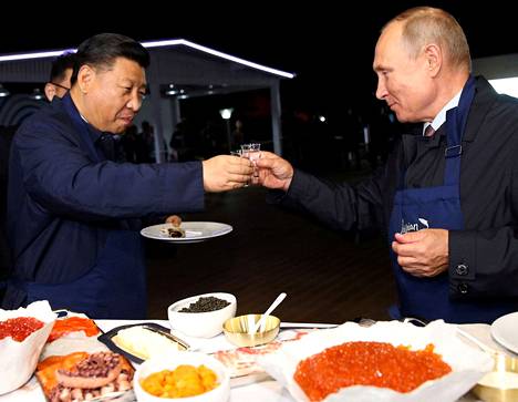 Xi Jinping ja Vladimir Putin nostivat maljaa Vladivostokin talousfoorumin yhteydessä vuonna 2018.