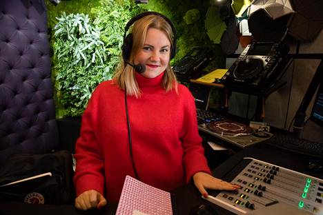 Radiotoimittaja Laura Friman juontaa Radio Helsingin iltapäivälähetystä joka arkipäivä. Se on yksi hänen säännöllisistä tulonlähteistään.