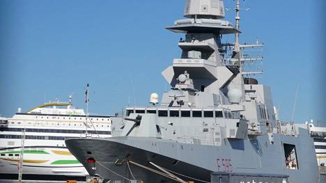 Italialainen fregatti on yli 140 metriä pitkä.