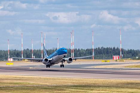 Helsinki-Vantaan lentoaseman nousu- ja laskeutumissuuntia vaihdellaan sääolosuhteiden mukaan. Kuvassa KLM:n lento nousukiidossa kohti Amsterdamia viime kesänä.