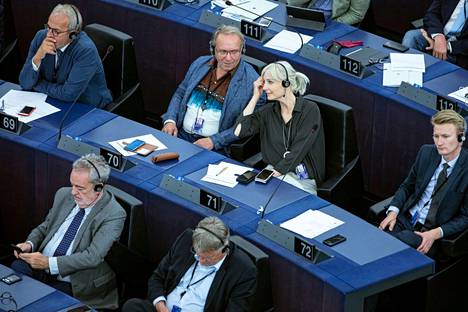 Perussuomalaisten europarlamentaarikot Teuvo Hakkarainen ja Laura Huhtasaari vaihtoivat ID-ryhmästä takaisin Euroopan konservatiivit ja reformistit -ryhmään.