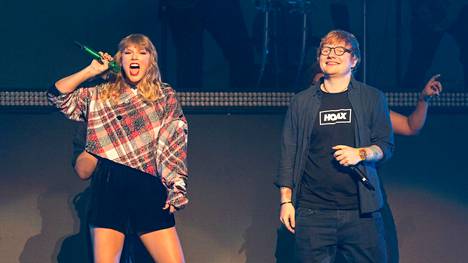 Ed Sheeran esiintyi lavalla Taylor Swiftin kanssa San Josessa joulukuussa 2017.