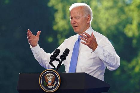 Yhdysvaltain presidentti Joe Biden piti oman tiedotustilaisuutensa ulkona, lähellä Genevenjärven rantaa.