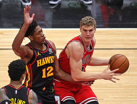Chicago Bullsin Lauri Markkanen (oik.) taisteli joukkueensa sarja-avauksessa Atlanta Hawksin DeAndre Hunteria vastaan.