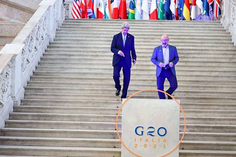 Italian ekologisen siirtymän ministeri Roberto Cingolani yhdessä Yhdysvaltain ilmastolähettilään John Kerryn kanssa G20-ministerikokouksessa Napolissa Italiassa.