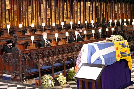 Penkkirivin vasemmassa päädyssä kuningatar Elisabet aviomiehensä prinssi Philipin hautajaisissa Pyhän Yrjön kappelissa Windsorin linnassa 17. huhtikuuta 2021.