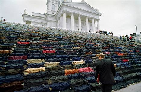 Vanhoista vaatteista koottu valtava Tie-teos toteutettiin Helsingin Tuomiokirkon portaille kesäkuussa 2000.
