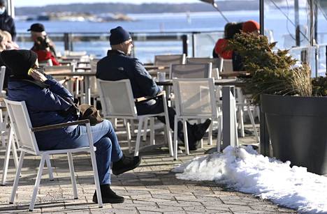 Ihmiset nauttivat auringosta Helsingin Kaivopuiston rannassa helmikuun lopulla. Viikonloppuna on taas mahdollisuus nauttia kauniista kevätsäästä.