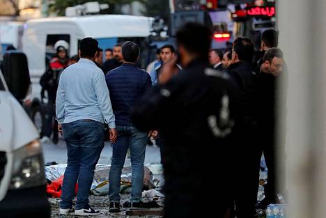 Räjähdyksen uhreja makasi kadulla Istanbulissa.