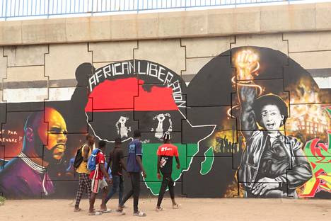 Senegalin pääkaupunki Dakarissa sijaitsevassa graffitissa vaaditaan Afrikan vapauttamista. Kesäkuussa kuvatussa graffitissa on kuvattuna CFA-frangin vastaisen liikehdinnän johtohahmo Kémi Séba (vas.).