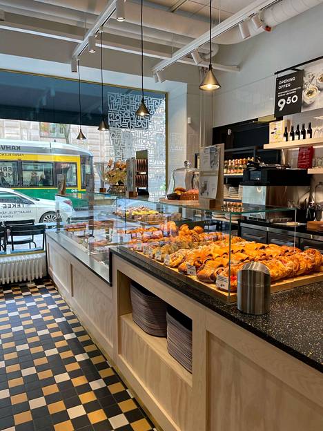 Fazer Café Bulevardi sijaitsee Fazerin ketjun strategian mukaisesti vilkkaan jalankulku- ja raitioliikenneväylän äärellä Kampissa. 