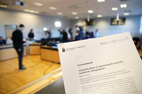 Toimittaja lukee lehdistötiedotetta poliisisurman tuomiosta oikeussalissa Göteborgissa perjantaina.
