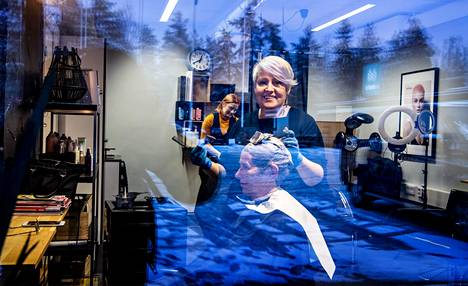 Moni asiakas on oppinut, että parturi-kampaaja Stiina Weckström osaa kertoa niin kaupungin asioista kuin alueella toimivista yrityksistä. Häneltä kysytään paljon ja hän vastaa mielellään. Asiakkaiden henkilökohtaisista asioista hän ei kuitenkaan puhu eteenpäin.