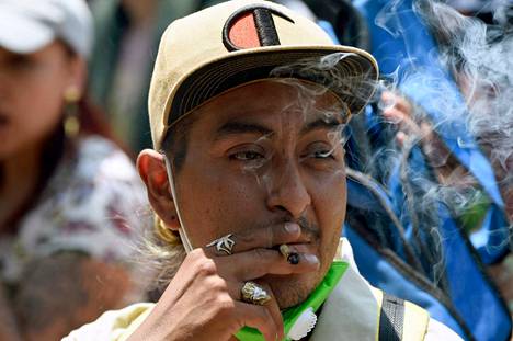 Mies poltti huhtikuussa 2021 mielenosoituksessa Meksikon senaatin edustalla, jossa vaadittiin marihuanan laillistamista viihdekäyttöön.