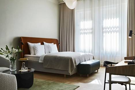 Hotelli Tornin hillityn klassiset huoneet on suunnitellut Joanna Laajisto, jonka käsialaa on myös esimerkiksi kalliolaisen leipomo ja viinibaari Wayn sekä porvoolaisen Runo-hotellin sisustus.