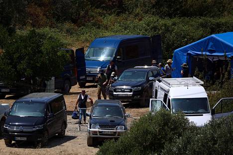 Poliisi valmistautui lähtemään Araden tekojärven luota etsintöjen päätyttyä torstaina Etelä-Portugalissa.