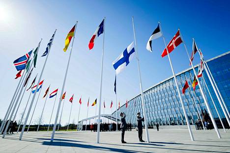 Suomen lippu kohosi muiden sotilasliiton jäsenmaiden viereen Naton päämajan edustalla Brysselissä tiistaina 4. huhtikuuta.