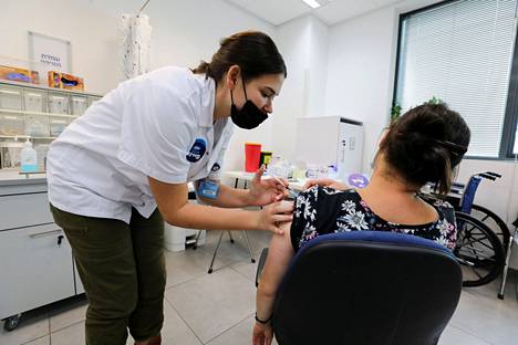 Israelilaisnainen sai kolmannen rokoteannoksen Beit Shemeshissä Israelissa 14. lokakuuta.