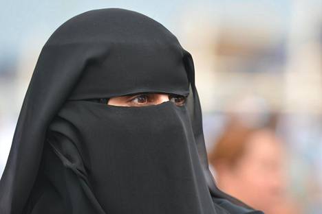 Niqabia tai burkaa käyttäviä musliminaisia on Hollannissa arviolta noin 200–400.