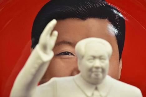 Matkamuistomyymälässä myytäviä tuotteita, taka-alla koristelautanen Xi Jinpingin kuvalla ja etualalla Mao Zedongia esittävä patsas.