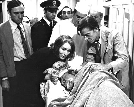 Joseph Loseyn uutuus ”Trotskin salamurha” laskettiin New Yorkin juhlilla italialais-ranskalaiseksi elokuvaksi. Pääosaa Trotskina esittää Richard Burton, tässä pahasti haavoittuneena, vas. vaimo Natalia (Valentina Cortese) ja ambulanssin miehistöä.