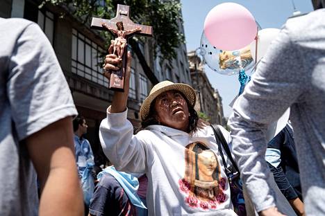 Aborttia vastustava mielenosoittaja kantoi mukanaan ristiä ”Marssilla elämän puolesta”, Meksikon pääkaupungissa Méxicossa , toukokuussa 2022.