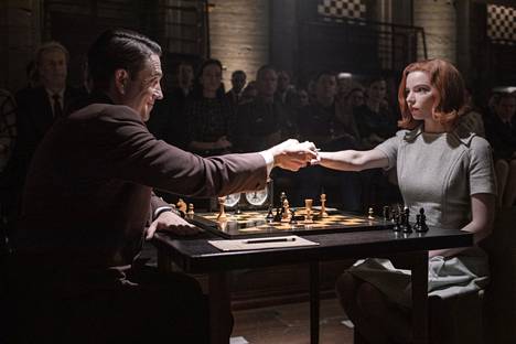 Beth Harmon (Anya Taylor-Joy) pelaa shakkia Vasily Borgovia (Marcin Dorocinski) vastaan Mustassa kuningattaressa.