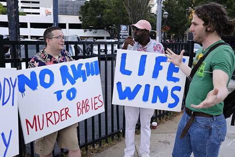 Aborttioikeutta puolustava mielenosoittaja keskusteli aborttia vastustavan mielenosoittajan kanssa Atlantassa, Georgian osavaltiossa 24. kesäkuuta.