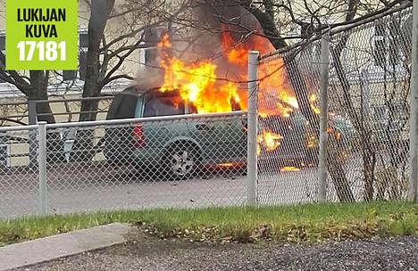 Auto syttyi tuleen Pengerkadulla Torkkelinmäellä.