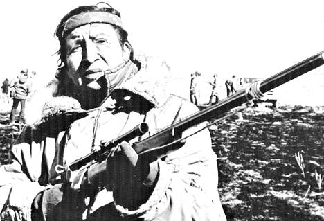 Uusinta intiaanisotaa käydään Wounded Kneessä: Oscar Juokseva Karhu luodikkoineen asemissa.