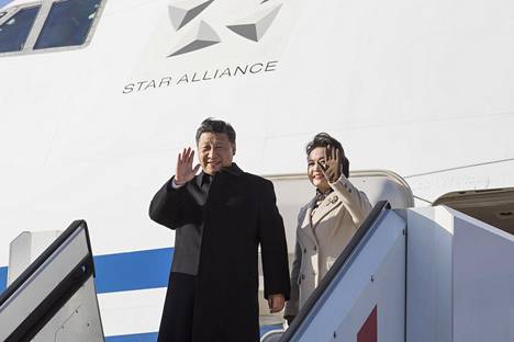 Kiinan presidentti Xi Jinping saapui puolisonsa Peng Liyuanin tiistai-iltana valtiovierailulle Suomeen.