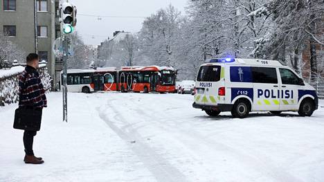 Topeliuksenkadulle poikittain jumiutunut bussi sotki liikennettä Taka-Töölössä tiistaiaamuna.