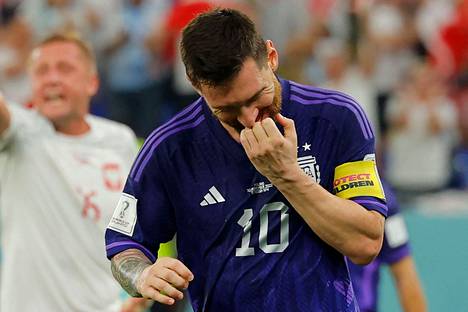 Lionel Messi epäonnistui rankkarissa Puolaa vastaan.