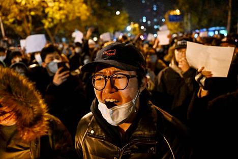Kiinassa on nähty viime päivinä lukuisia mielenosoituksia. Kuva Pekingistä sunnuntaina 27. marraskuuta.