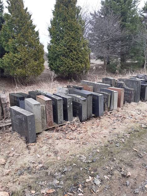 Birgitta Wulf näki Helsingin pitäjän kirkon hautausmaalla useita kymmeniä hylättyjä hautakiviä.