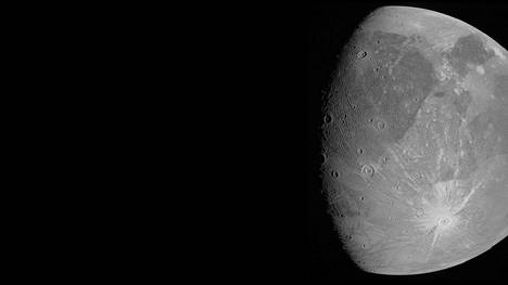 Nasa julkaisi uusia kuvia Jupiterin suurimmasta kuusta Ganymedeksestä tiistaina.