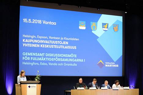 Pääkaupunkiseudun valtuustot kokoontuivat yhteiskokoukseen kulttuuritalo Martinukseen Vantaalle.