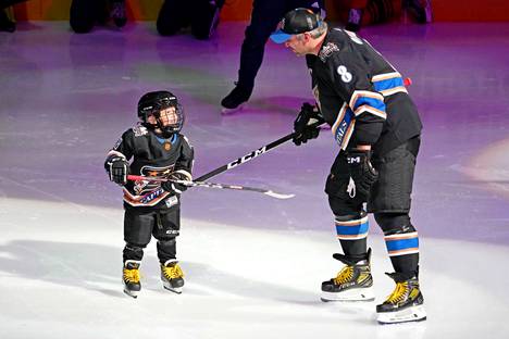 Neljävuotias Sergei Ovetškin pelaili isänsä kanssa.