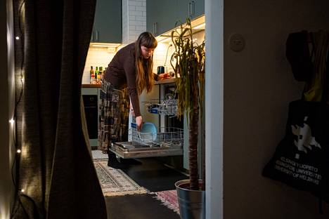Neljän hengen kotitaloudessa suurin sähkösyöppö on astianpesukone. Pauliina Isokotamäki kertoo, että usein se laitetaan päälle vasta viimeiseksi illalla.