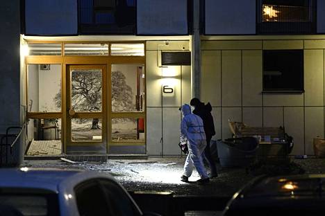 Sunnuntain ja maanantain välisenä yönä Tukholman länsiosassa sijaitsevalla Grimstan alueella räjähti asuintalon portilla.
