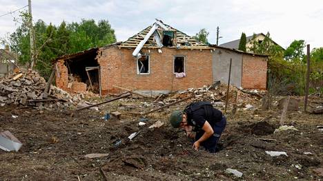 Poliisi tutki Venäjän ilmaiskun tuhoja Harkovassa lauantaina.