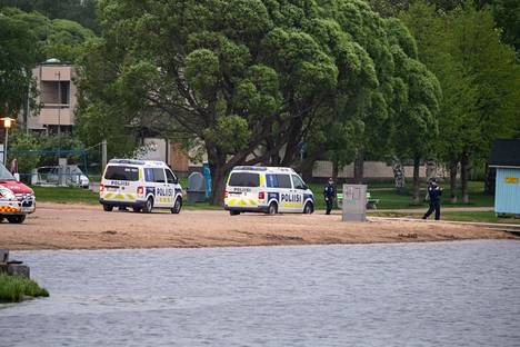 Poliiseja perjantai-iltana Tuiran uimarannalla, jonka läheisyydestä vainaja löytyi.