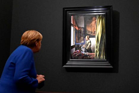 Liittokansleri Angela Merkel kävi tutustumassa restauroituun Johannes Vermeerin teokseen Dresdenissä syyskuussa 2021.
