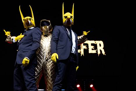 Norjan Subwoolfer-duo esittää kappaleen Give That Wolf a Banana. Keltaisten susinaamarien takana piileskelevät jäsenet eivät ole paljastaneet henkilöllisyyttään. 