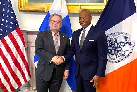 Helsingin pormestari Juhana Vartiainen ja New Yorkin pormestari Eric Adams tapasivat tiistaina New Yorkissa.