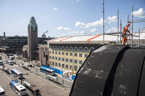 VR:n entiseen pääkonttoriin Helsingin rautatieasemalla rakennetaan hotellia. Kuva on viime vuoden heinäkuulta.