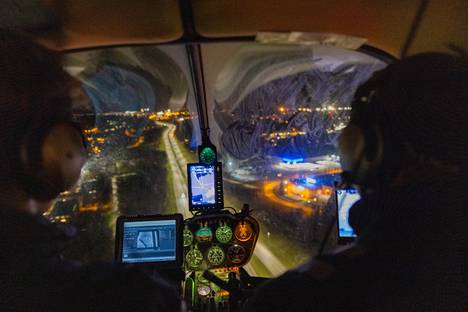 Turun seudun öisellä taivaalla lensi viime viikolla helikopteri, joka etsii lämpökameralla mahdollisia vuotokohtia kaukolämpöverkostosta. GridJetin lentäjä Oskari Pylkkänen (oik.) ja lämpökameraoperaattori John Baker ovat tottuneita yölentäjiä.