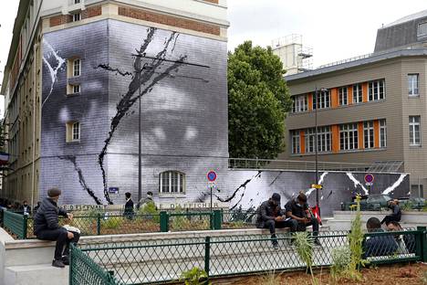 JR:n seinämaalauksessa Pariisissa näkyy kaksi silmää.