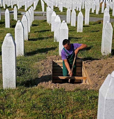 Srebrenica-Potočarin hautausmaalle haudataan yhä 20 vuotta sitten surmattuja kansanmurhan uhreja. Lauantaina haudataan viimeisen vuoden aikana tunnistetut 136 uhria.